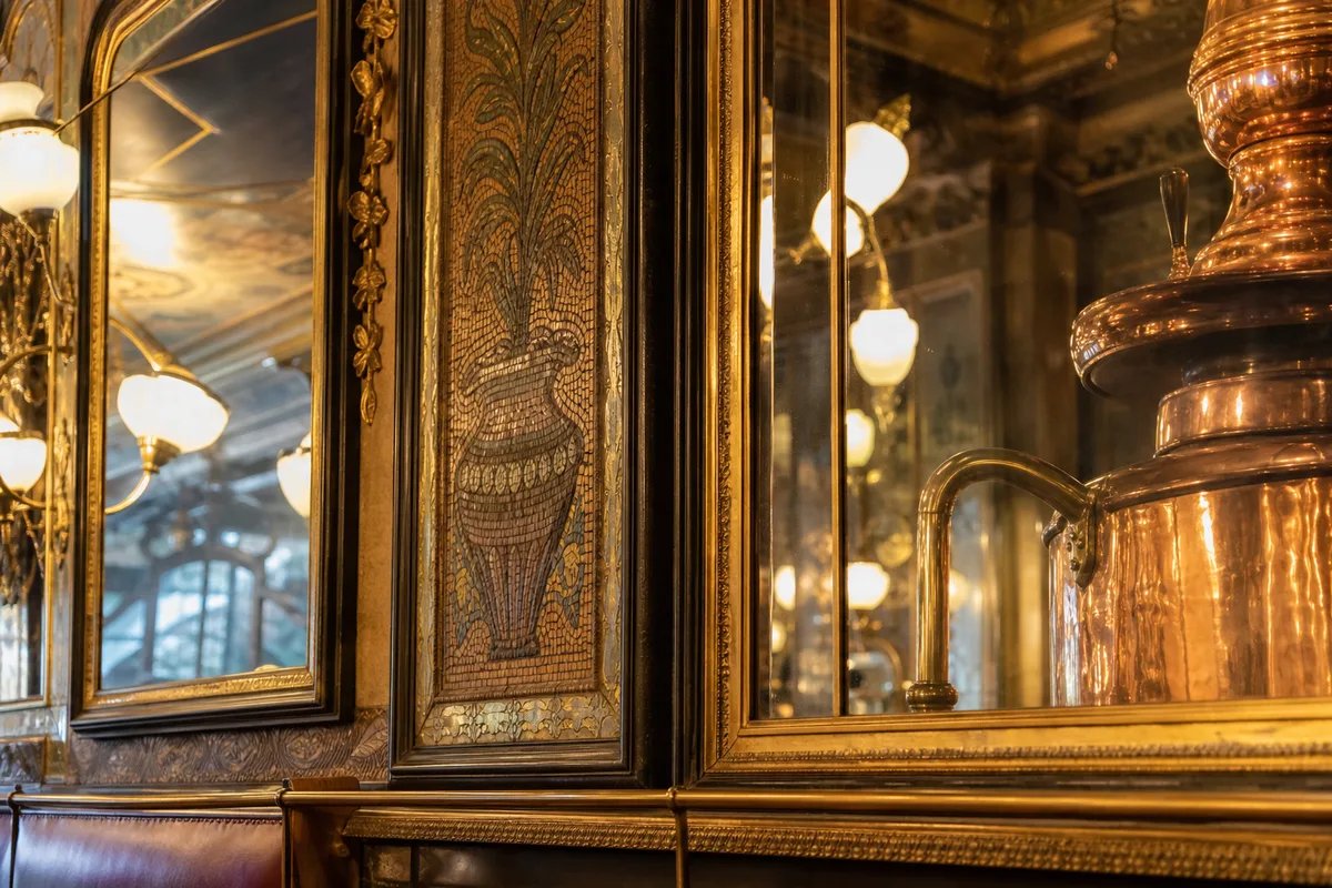 Détail Belle Époque d&rsquo;une brasserie avec cuivres, miroirs et mosaïques anciennes